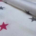 Tkanina bawełna kolor biały w gwiazdki szaro-różowe 125 g/m2