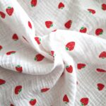 Tkanina Muślin double gauze wzór truskawki - 1 metr - 160 cm