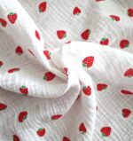 Tkanina Muślin double gauze wzór truskawki - 1 metr - 160 cm